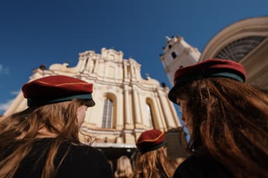 VU studentai su šventinėmis kepuraitėmis prie šv. Jonų bažnyčios