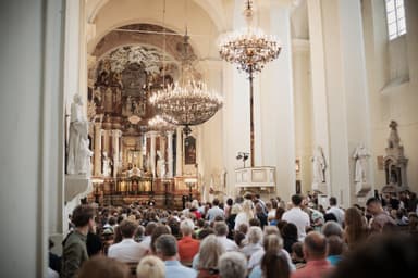 Žmonių minia Šv. Jonų bažnyčioje per iškilmingą ceremoniją