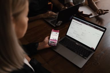 VU studentė naudoja VU ePaslaugas