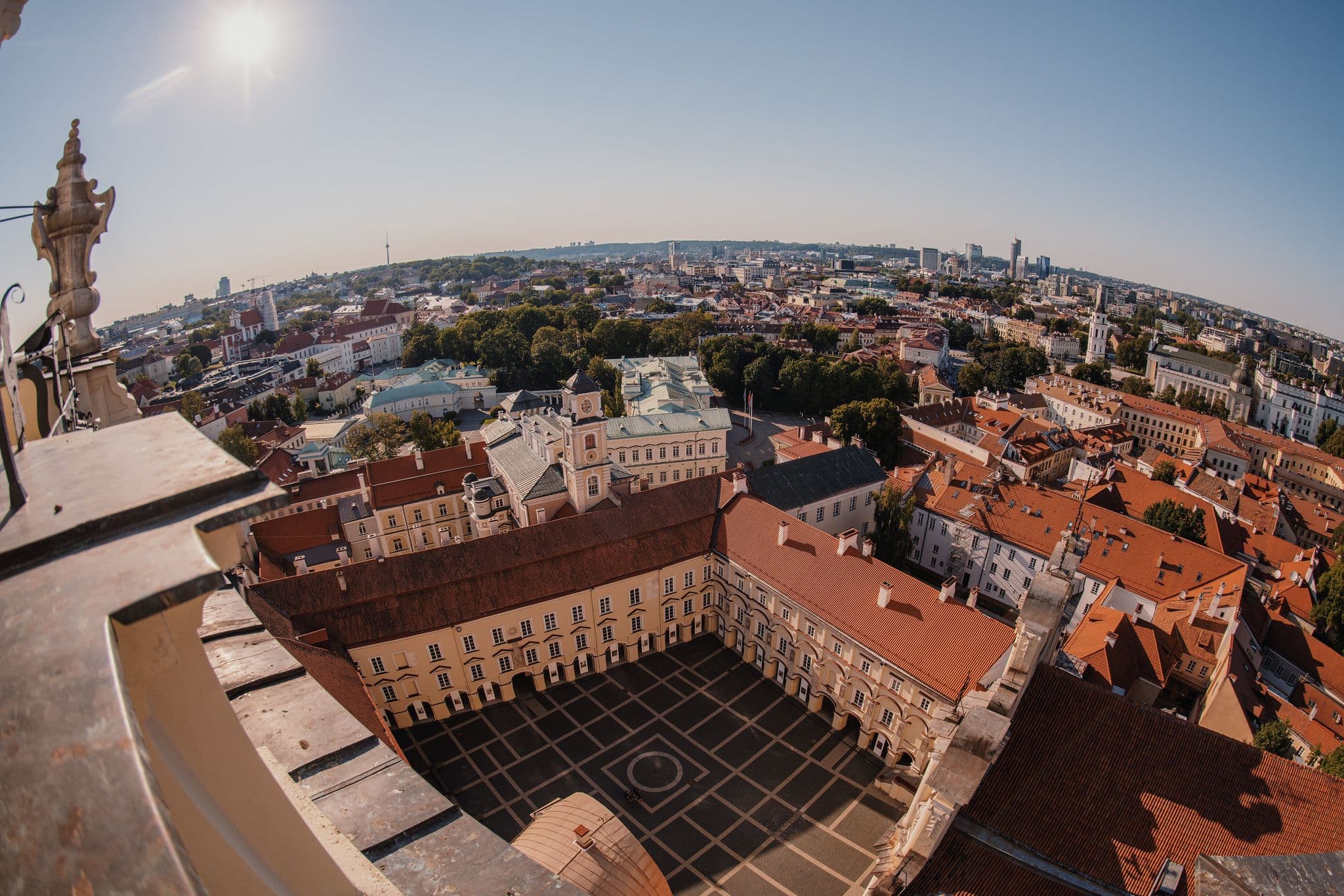 VU kiemas iš viršaus