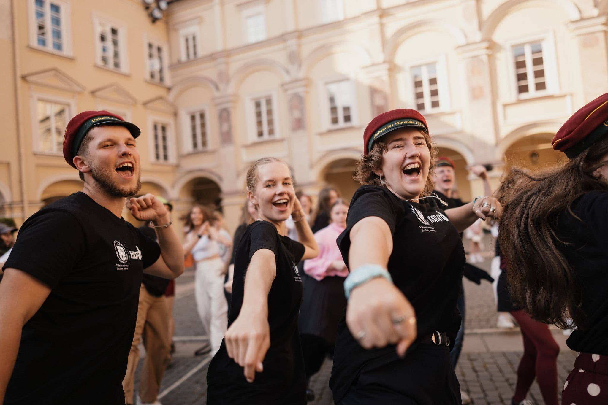 Laimingi studentai VU kiemelyje