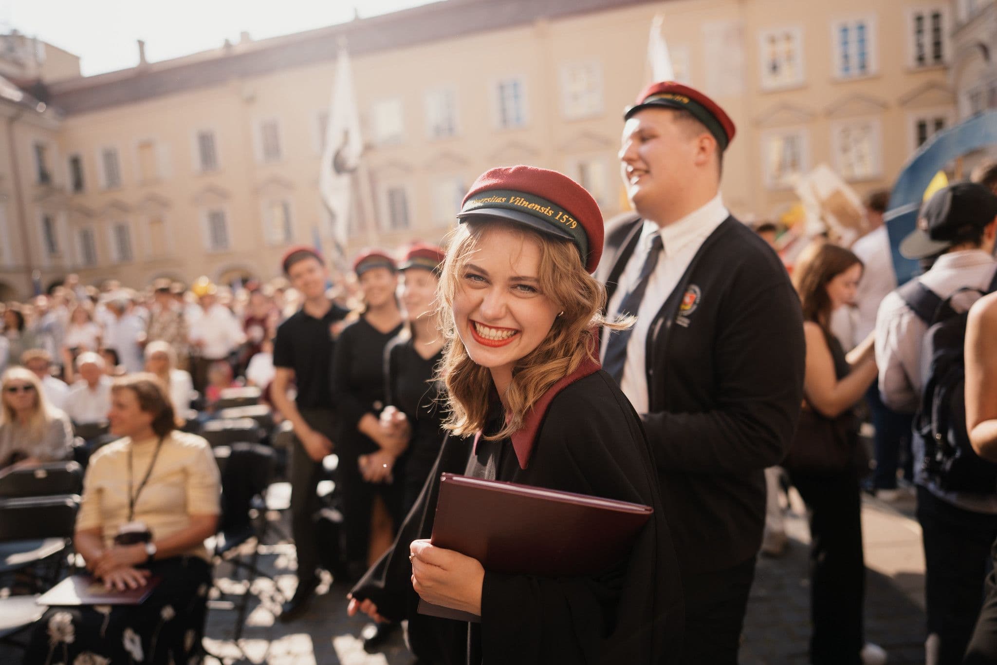 VU studentė su VU tradicine kepurėle