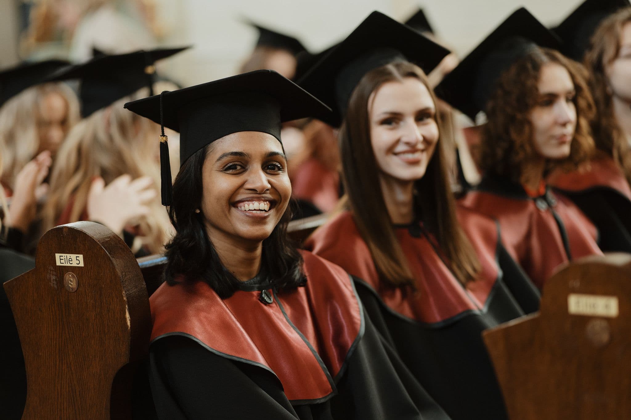 Tarptautiniai VU studentai diplomų įteikimo metu