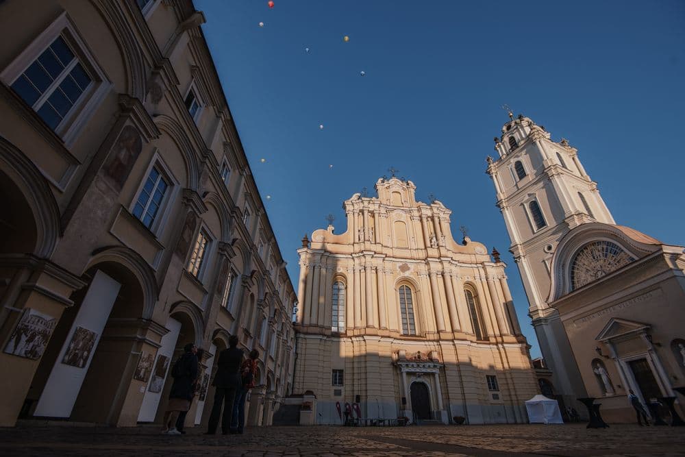 VU Jonų bažnyčios kiemas